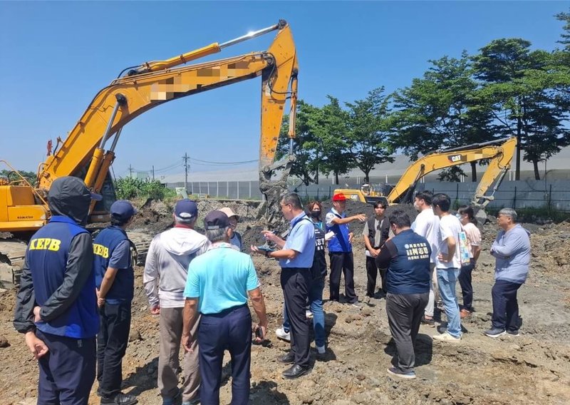 高雄市美濃區吉洋農地遭盜採砂石，現場出現大坑洞、路面損壞，有用路人不慎摔傷。高雄市經發局表示，目前坑洞正回填中，並依會勘結論要求業者修補復損壞的路面及側溝，維護進出通行安全。（警方提供）中央社記者林巧璉傳真  114年8月8日