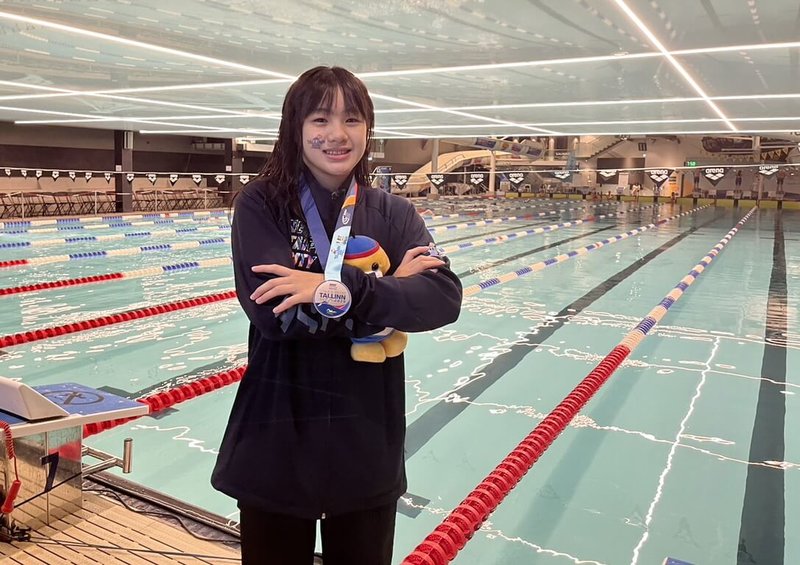 在愛沙尼亞塔林舉行的2025國際少年運動會圓滿落幕,新泰國中學生蔡詠翎(圖)在游泳項目共摘下1金4銀佳績。(新北市府體育局提供)中央社記者黃旭昇新北市傳真 114年8月8日