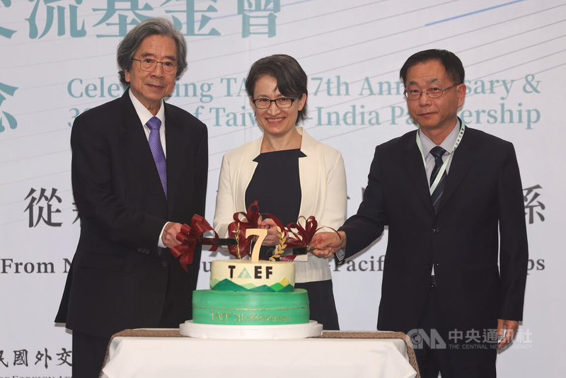 「台灣亞洲交流基金會7週年紀念暨『共築亞洲新局:從新南向到印太夥伴關係』論壇開幕式」8日在台北舉行,副總統蕭美琴(中)應邀出席,與台亞基金會董事長蕭新煌(左)、外交部次長葛葆萱(右)一起切蛋糕慶賀。中央社記者吳家昇攝 114年8月8日