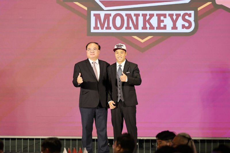 中華職棒樂天桃猿隊8日宣布,與選秀第2指名許賀捷(右)完成加盟手續,加盟條件包含簽約金新台幣410萬元、激勵獎金100萬元,月薪為8萬元。圖為6月30日中職選秀會。(樂天桃猿提供)中央社記者楊啟芳傳真 114年8月8日