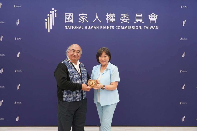 監察院8日透過新聞稿指出，「友邦駐日內瓦聯合國常任代表訪團」7日訪台，國家人權委員會副主委紀惠容（右）致贈團長卡利（左）「平等」琉璃檯座，象徵台灣對於推動「平等與人權」的努力與實踐。（監察院提供）中央社記者賴于榛傳真  114年8月8日
