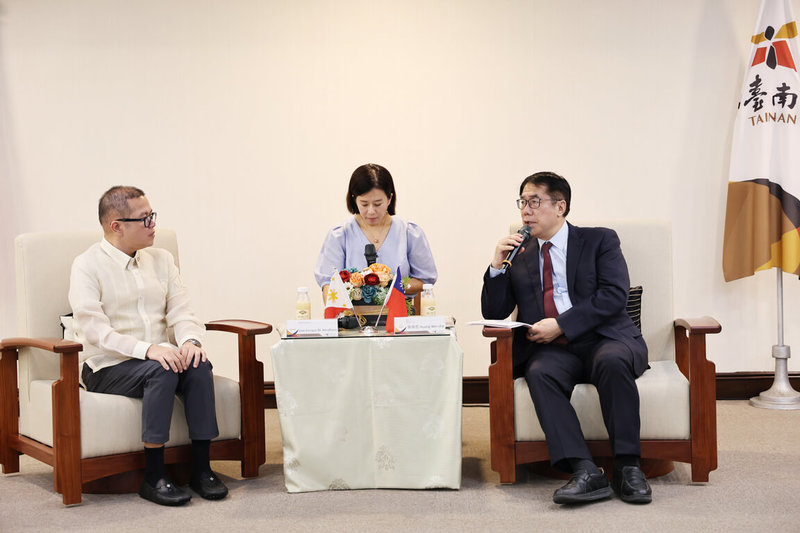 菲律賓阿克蘭省長米拉弗洛斯（Jose Enrique M. Miraflores）（左）8日前往拜會台南市長黃偉哲（右），雙方都認為未來可在多個領域深入交流。（台南市政府提供）中央社記者張榮祥台南傳真  114年8月8日