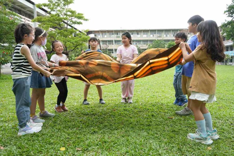 台灣工藝研究發展中心2025年攜手25校推動「工藝入校。藝創教案」計畫，結合在地資源設計兼具美感、創意與永續價值的創新課程，工藝師率學生體驗花葉移印、木工藝、洋蔥染藝、構樹皮燈飾等。圖為學生體驗洋蔥皮染。（工藝中心提供）中央社記者蕭博陽南投縣傳真  114年8月8日