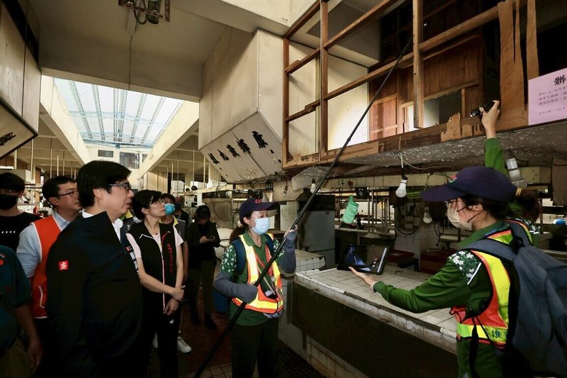 高雄市長陳其邁（前左）8日在市府跨局處防疫團隊陪同下，先後前往三民區民族市場及鳳山區工協市場實地視察登革熱防疫作為。（高雄市衛生局提供）中央社記者林巧璉傳真  114年8月8日