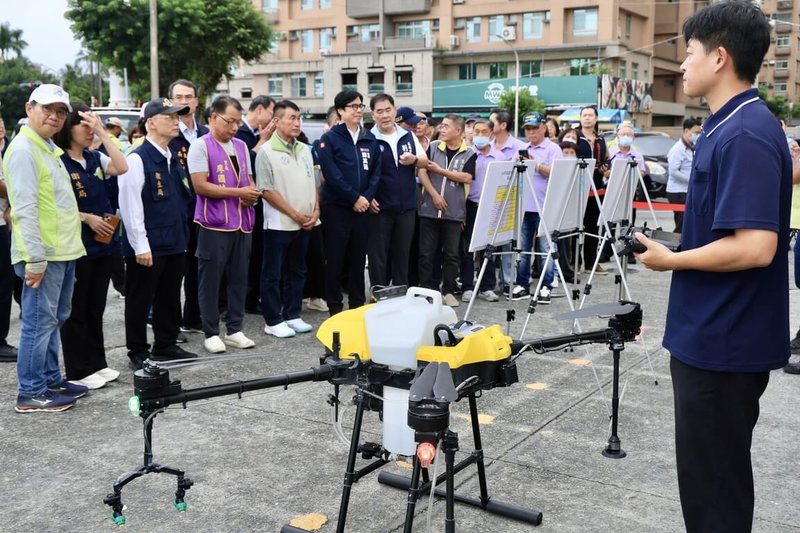 加強登革熱防治,高雄市政府跨局處防疫團隊8日前往三民區民族市場及鳳山區工協市場實地視察,現場出動無人機探查屋頂,發現有屋簷排水槽積水。(高雄市衛生局提供)中央社記者林巧璉傳真 114年8月8日