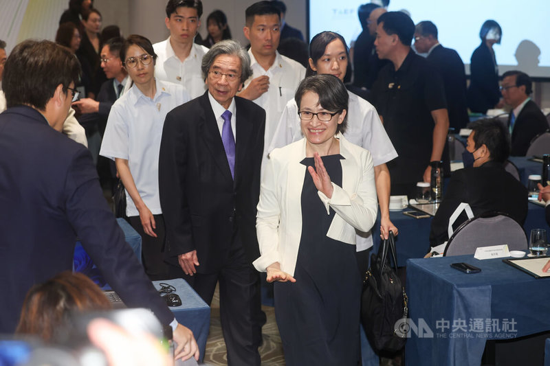 副總統蕭美琴（前中）8日下午在台北出席「台灣亞洲交流基金會7週年紀念暨『共築亞洲新局：從新南向到印太夥伴關係』論壇開幕式」，向與會者揮手致意。中央社記者吳家昇攝　114年8月8日