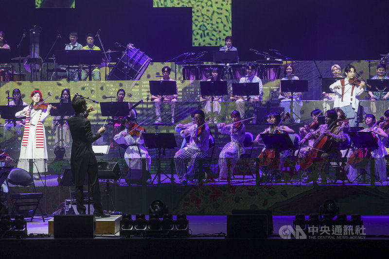 「幾米森林裡的樂章–台瘋交響流行音樂會」9日將在台北流行音樂中心登場,將繪本作家幾米筆下世界搬上舞台,化身繪本角色的音樂家將穿梭在舞台,讓觀眾彷彿走進一個會呼吸的繪本。中央社記者鄭清元攝 114年8月8日