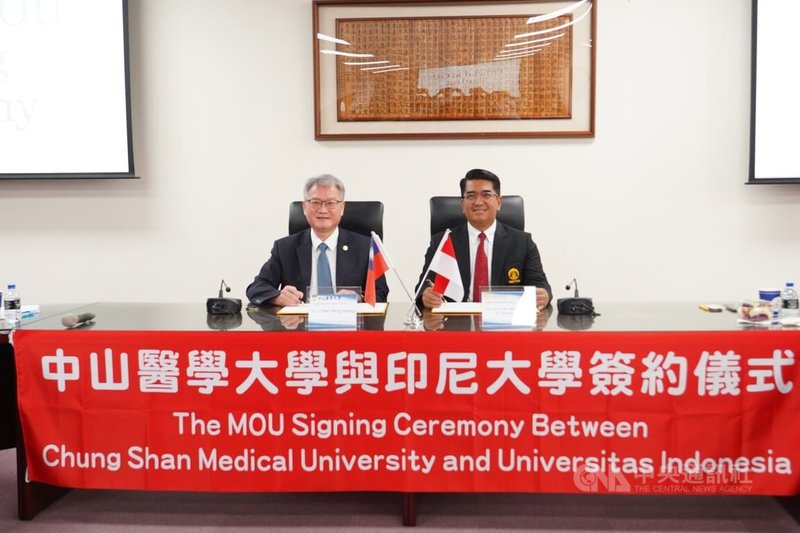 中山醫學大學校長黃建寧(左)與印尼大學校長赫里.赫爾曼薩(Heri Hermansyah)(右)8日簽署合作備忘錄,雙方將在教師互訪、學生交換、課程共構、聯合研究與臨床實作等5大面向展開合作。中央社記者趙麗妍攝 114年8月8日