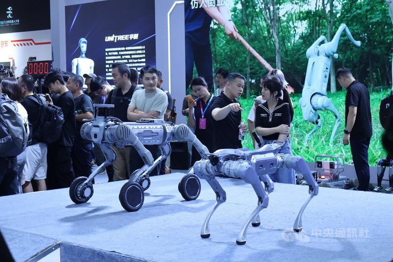 世界機器人大會8日在北京開幕,有50家人形機器人整機企業參展。圖為機器狗。中央社記者謝怡璇北京攝 114年8月8日