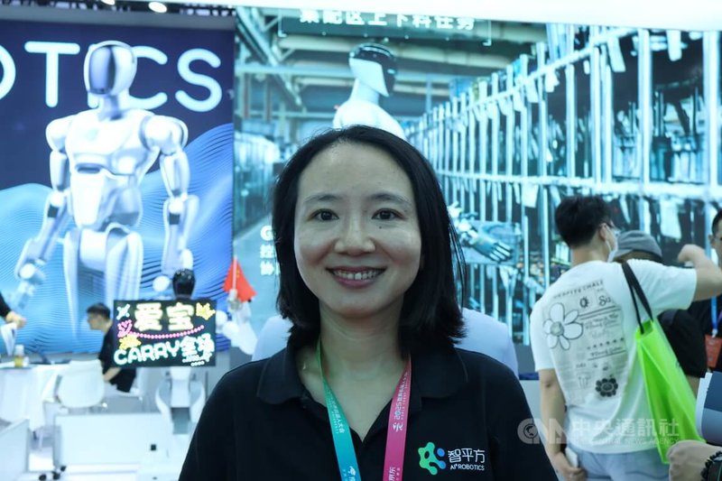世界機器人大會8日在北京開幕。智平方品牌公關總監關珊8日表示,公司在2025年下半年會宣布一些機器人提供小推車收納等服務,便利百姓生活。中央社記者謝怡璇北京攝 114年8月8日