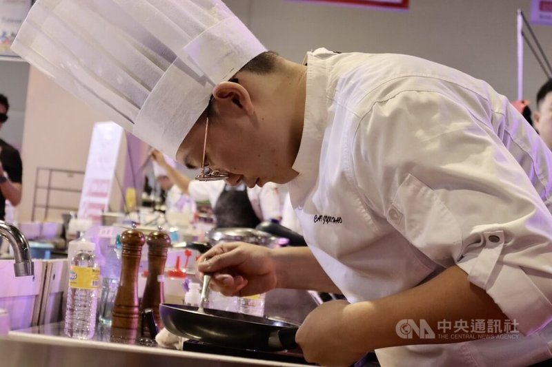 嘉南藥理大學餐旅管理系大三學生呂冠賢在「菲律賓美食盃」廚藝賽的便當盒挑戰賽中，將台灣豬肉結合日式料理，奪下銅牌。中央社實習記者李香霆馬尼拉攝  114年8月8日