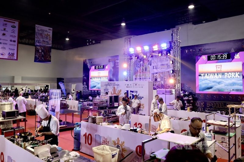 「菲律賓美食盃」(the Philippine Culinary Cup)廚藝賽6日至9日在菲律賓國際食品展會場舉辦,圖為15名來自世界各國的廚師同場競技,料理台灣豬。中央社實習記者李香霆馬尼拉攝 114年8月8日