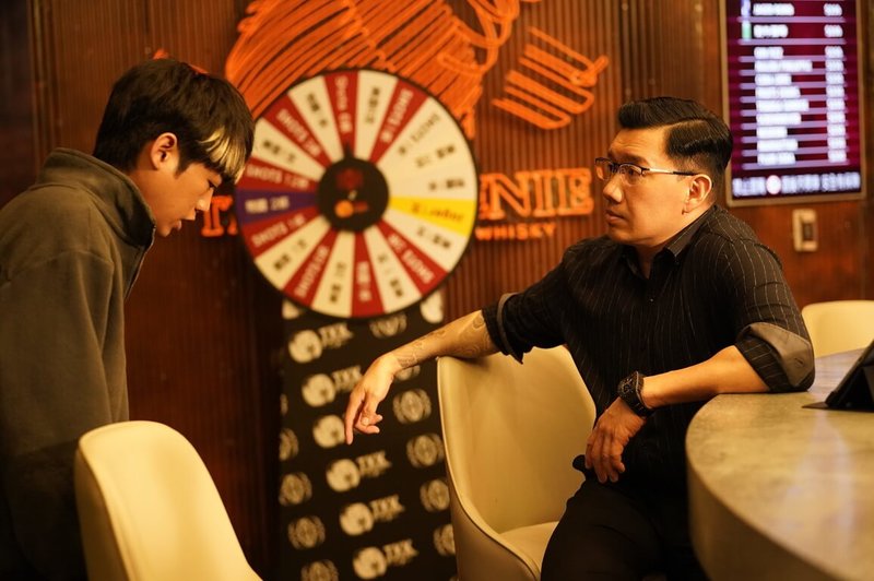 演員謝章穎(左)、杜汶澤(右)在影集「零日攻擊」有精彩對手戲,杜汶澤顯露猶如「第五縱隊」的陰暗面,誘使在地青年暴打民眾。(牽猴子提供)中央社記者洪素津傳真 114年8月8日