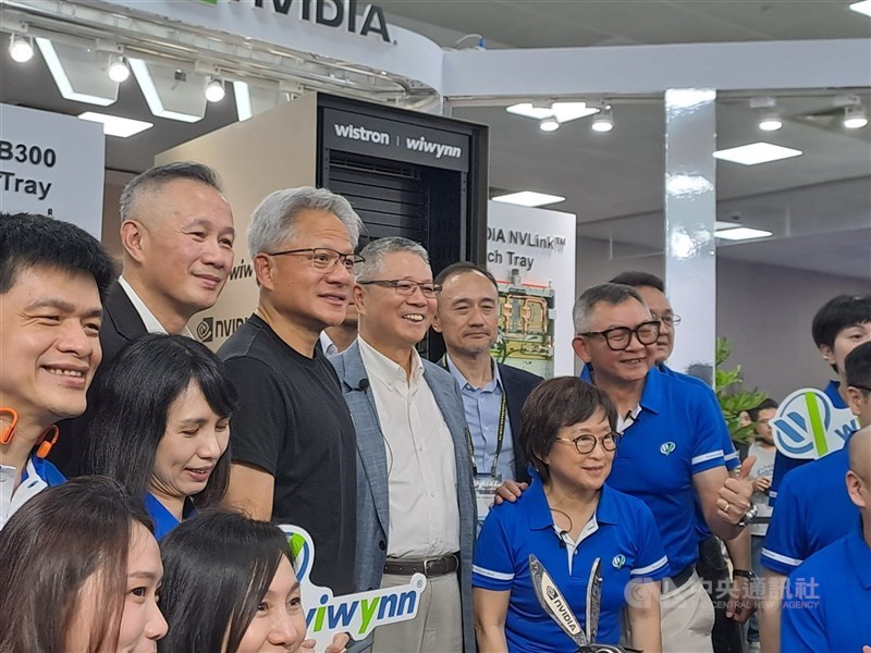 圖為緯穎參加台北國際電腦展，輝達（NVIDIA）執行長黃仁勳站台（中央社檔案照片）