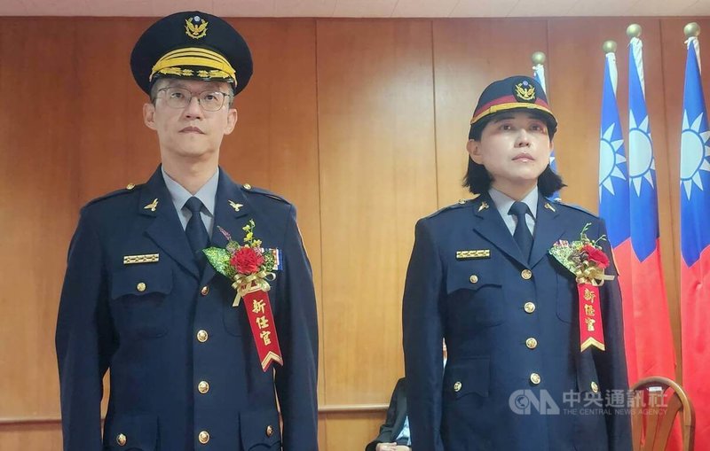 澎湖縣警察局卸任白沙分局長林彥濬（左）8日交接給新任分局長李幸芳後，再從馬公副分局長李明典手中接下馬公分局長一職，同時具備移交人與接交人身分。中央社　114年8月8日