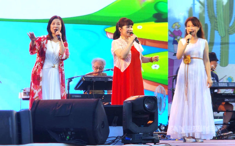 澎湖國家風景區管理處規畫2025澎湖國際沙灘狂想曲系列活動，8日晚間在隘門沙灘舉辦「民歌50在澎湖–美麗海灣篇」演唱會，飛揚三重唱等多組民歌手輪番上陣演出。中央社 114年8月8日
