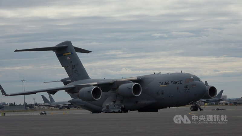 C-17 運輸機為美國波音公司生產的軍用運輸機,具備短場起降能力,能適應多種機場跑道。攝於7月29日。中央社記者鍾佑貞阿拉斯加安克拉治攝 114年8月6日