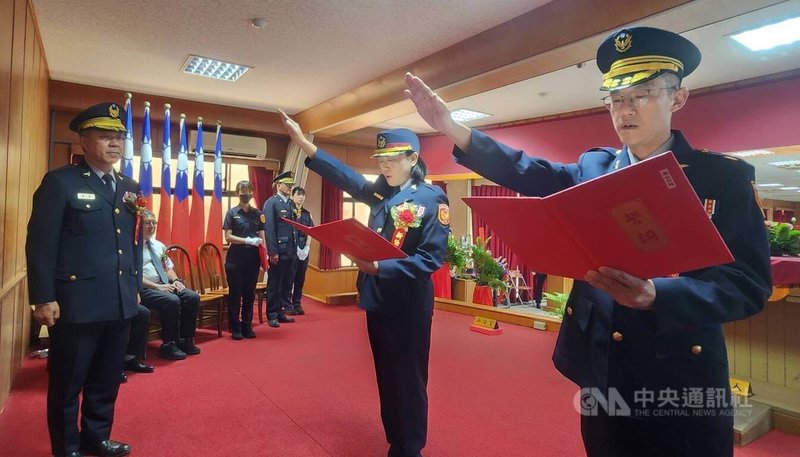 澎湖縣警察局馬公分局長林彥濬(右)、白沙分局長李幸芳(右2)8日完成交接後,在警察局長林温柔(左)監誓下正式宣誓就職。中央社 114年8月8日