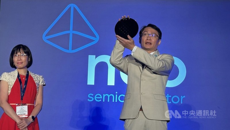 台裔新創NEO Semiconductor創辦人許富菖（右）6日在矽谷的記憶體和儲存技術大會FMS發表主題演講，展示來自台灣的測試晶圓。中央社記者張欣瑜舊金山攝  114年8月8日