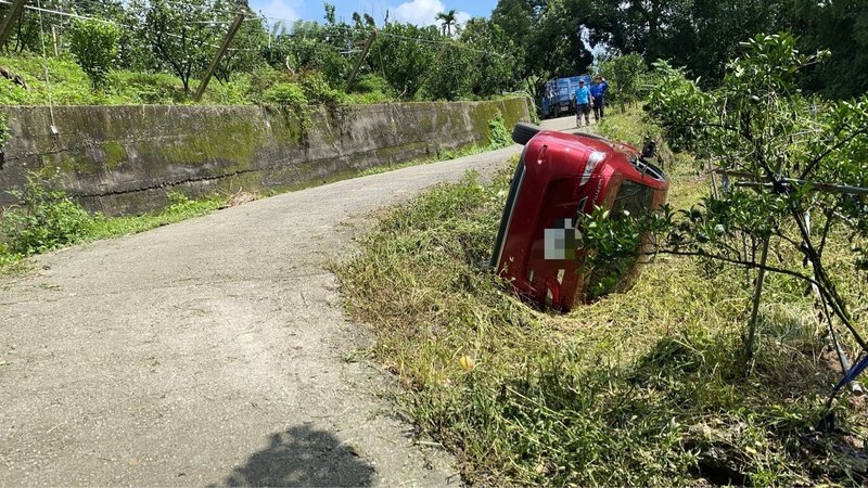 87歲莊姓男子7日駕車行經台中市石岡區石岡街下坑巷126號旁，疑因道路狹窄，對路況不熟，不慎滑落邊坡，導致車輛側翻。（民眾提供）中央社記者趙麗妍傳真  114年8月8日