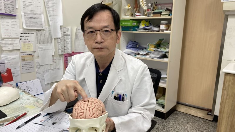 員榮醫院神經內科主任葉宗勳(圖)8日分享個案,指70歲老翁雙腳逐漸沒力、無法行走,經檢測糖化血色素等才發現罹患糖尿病導致神經病變,隨後安排患者接受重複性經顱磁刺激術等治療,目前老翁已能走路。(員榮醫院提供)中央社記者鄭維真傳真 114年8月8日