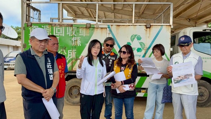 為解決蘭嶼長期以來垃圾處理難題，民進黨籍立委莊瑞雄（左）、陳瑩（左3）7日隨立法院社福及衛環委員會等人前往蘭嶼，實地會勘當地垃圾掩埋場與資源回收暫置空間，並聽取地方人士意見。（陳瑩服務處提供）中央社記者盧太城台東傳真  114年8月8日