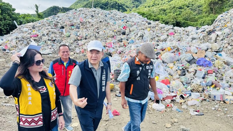 台東縣蘭嶼鄉飽受垃圾超量困擾，民進黨立委莊瑞雄 （前中）等人7日登島會勘並聽取地方意見，呼籲中央政府應儘速啟動跨部會專案協調小組，系統性強化離島環境治理能量。（莊瑞雄服務處提供）中央社記者盧太城台東傳真  114年8月8日