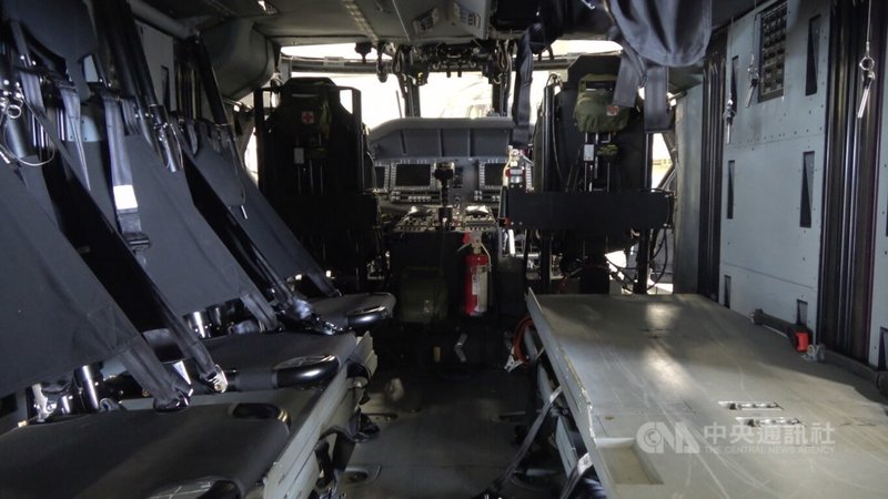 美軍北極航空指揮部極地空中救援組為在阿拉斯加軍事基地接受訓練的數千名軍人,或為緊急醫療服務較少的地點提供後送支援。圖為醫療機內部。攝於7月31日。中央社記者鍾佑貞阿拉斯加費班克攝 114年8月8日
