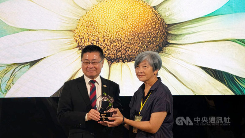 衛生福利部保護服務司8日舉辦「114年度兒少性剝削防制立法30週年特展開幕暨頒獎典禮」,並表揚15名兒少性剝削防制有功人士,衛福部次長呂建德(左)頒發獎座給台灣高等檢察署花蓮檢察分署檢察官黃怡君(右)。中央社記者曾以寧攝 114年8月8日