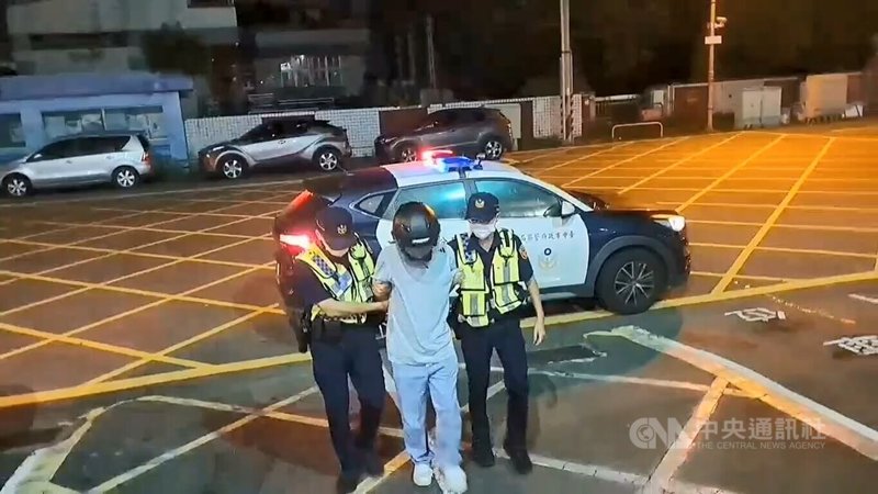 台中烏日區1處大樓社區在7月與8月間,有多戶玻璃窗遭鋼珠擊中造成毀損、引發住戶恐慌,警方7日循線逮捕涉案的越南籍移工阮姓男子(中)送辦。(翻攝照片)中央社記者蘇木春傳真 114年8月8日