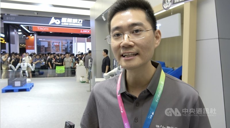 世界機器人大會8日在北京開幕。銀河通用合夥人兼產品負責人傅強8日表示,其公司有一款機器人使用輝達的索爾(Thor)晶片,也是全球第一款搭載索爾晶片的機器人。中央社記者謝怡璇北京攝 114年8月8日