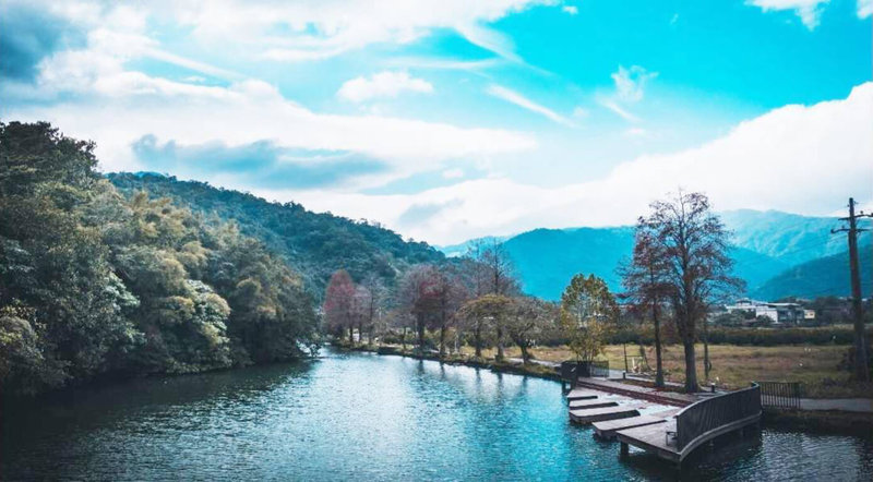 宜蘭縣政府自2020年封閉員山鄉大湖風景特定區，辦理周邊景觀工程改善，5年來共投入新台幣9300萬元，預計年底或2026年初重新對外開放。圖為特定區整修後的水域休憩設施。（宜蘭縣政府提供）中央社記者沈如峰宜蘭縣傳真　114年8月8日