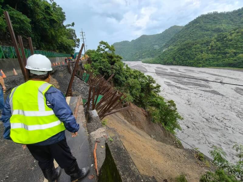 7月31日受連日大雨影響，台東縣達仁鄉土坂村聯外道路東68線路基掏空。（台東縣政府提供）