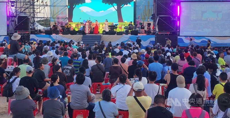 「2025澎湖國際沙灘狂想曲」系列活動8日晚間在隘門沙灘舉辦「民歌50在澎湖–美麗海灣篇」,邀請多組民歌手帶來溫馨演出,吸引大批民眾共襄盛舉。中央社 114年8月8日