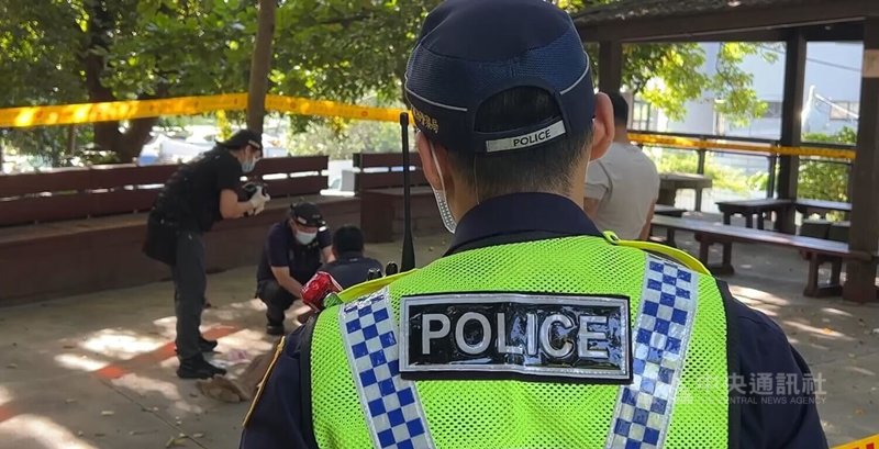 台東鯉魚山公園8日上午發現死亡多時男子，晨運民眾指認，死者是遊民，日前曾和他人打架；警方初步調查無明顯外傷，已封鎖現場。中央社記者盧太城台東攝　114年8月8日