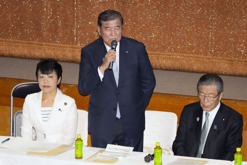 日本執政黨8日召開兩院議員總會,身兼自民黨總裁的首相石破茂(中)表態有意續任。(共同社)