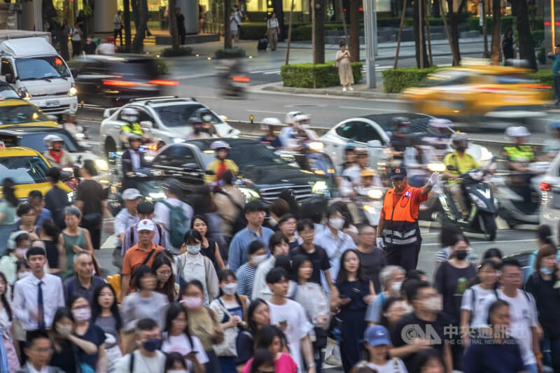 圖為台北市信義區傍晚下班人潮。中央社記者裴禛攝 114年8月8日