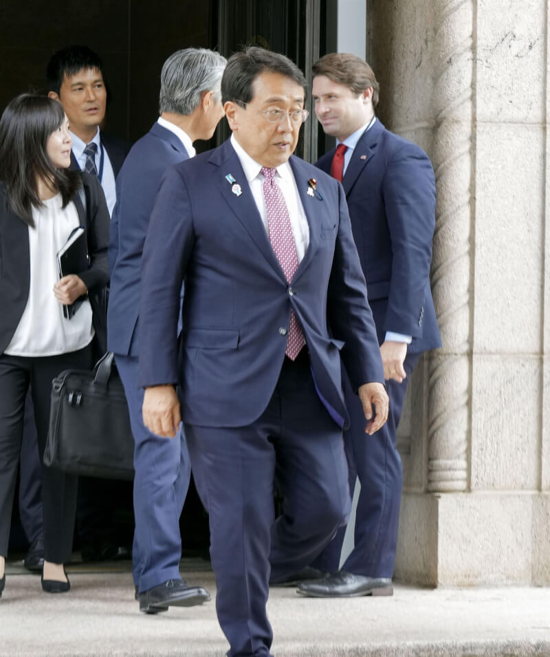 日本經濟再生擔當大臣赤澤亮正（前）6日在美國商討關稅事宜，並與美國商務部長盧特尼克會談。（共同社）