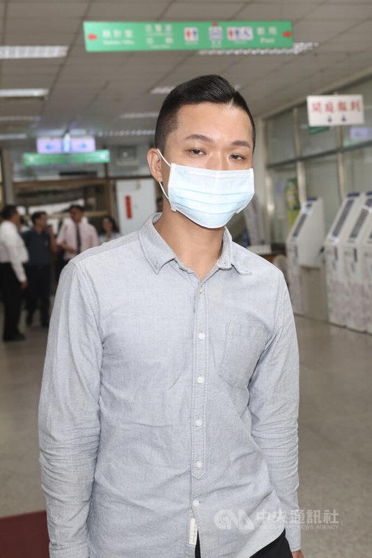 前國安局人員吳宗憲、張恒嘉涉及華航菸品走私案,二審台灣高等法院8日開庭審理,圖為張恒嘉步出法院時,面色凝重,不發一語。中央社記者吳家昇攝 114年8月8日