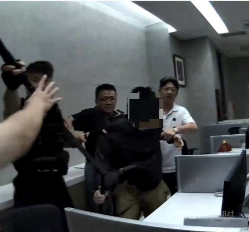 吳姓男子（右2）疑因先前糾紛不滿，日前持刀闖入台中寶雲寺挾持1名女員工，並要求司法單位到場；警方獲報前往現場，過程中偵查隊長涂志宏（右3）趁機奪刀，警方合力壓制吳男將他送辦。（翻攝照片）中央社記者蘇木春傳真　114年8月8日