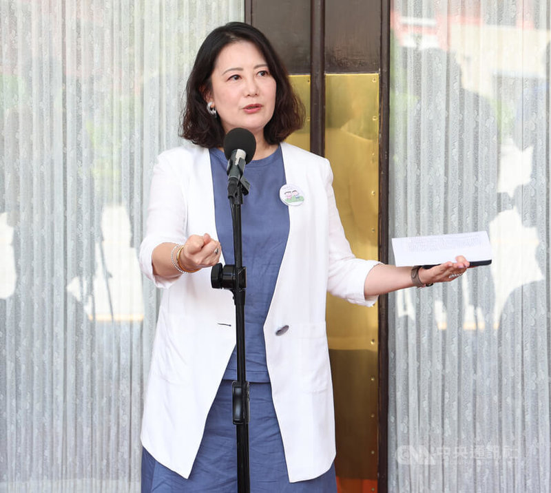 外界關注行政院是否依據韌性特別條例編列普發現金新台幣1萬元，民進黨立法院黨團幹事長吳思瑤（圖）8日在立法院受訪表示，多數立委認為普發現金滿足人民的期待，可以正向進行，但行政部門要提出符合憲法的修正方式，否則後患無窮。中央社記者張新偉攝　114年8月8日