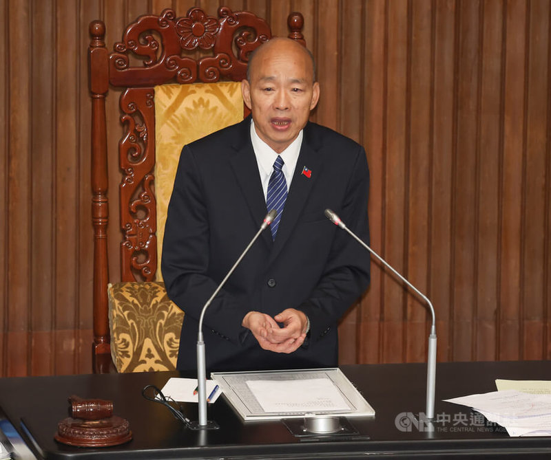 颱風丹娜絲及後續豪雨重創南台灣,為加速災後復原重建,立法院8日朝野協商決議,12日邀請行政院長卓榮泰率同相關部會首長列席,提出「丹娜絲颱風及728豪雨災後復原重建」專案報告並備質詢。圖為立法院長韓國瑜主持會議。中央社記者張新偉攝 114年8月8日