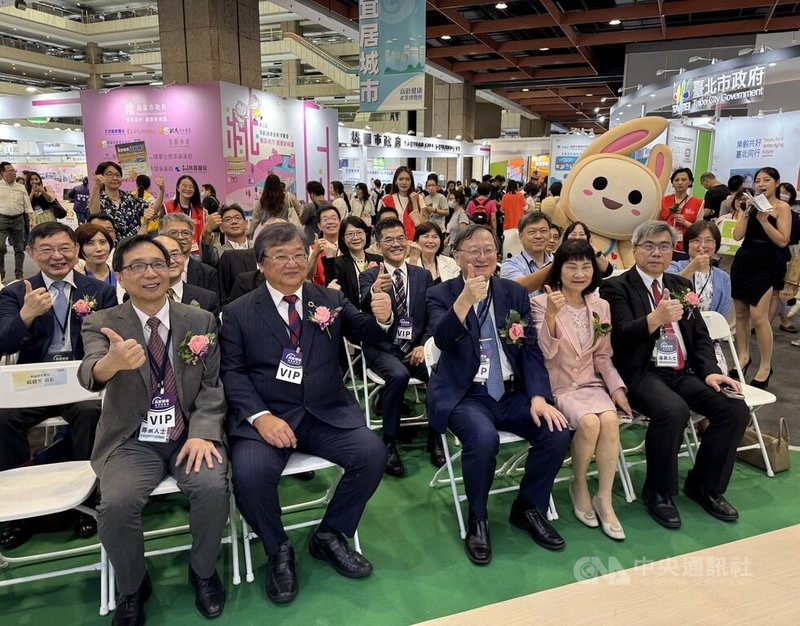 2025高齡健康產業博覽會8日在台北登場，衛生福利部長邱泰源（前排左2）上午出席開幕式後到各大展區參觀。中央社記者沈佩瑤攝  114年8月8日