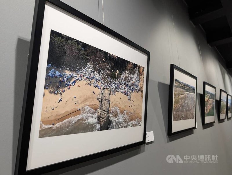 在金門縣文化局展出的「潮間的凝視─洪清漳金門潮間帶攝影展」9日舉行開幕式。圖為策劃者洪清漳所拍攝金門海岸海漂垃圾。中央社記者吳玟嶸攝 114年8月9日