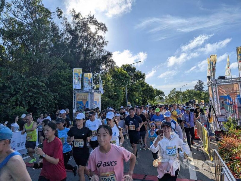 「2025跑動金門Running Kinmen秘境探索夕陽跑」9日下午盛大登場,吸引上千名跑者熱情參與。中央社記者吳玟嶸攝 114年8月9日