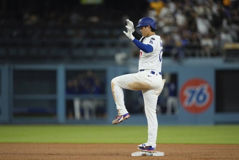 道奇日本籍二刀流球星大谷翔平上壘做出慶祝動作。(美聯社)