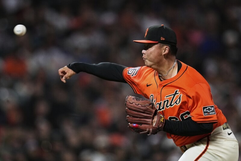 台灣旅美投手鄧愷威8日在MLB巨人主場迎戰國民隊的比賽中登板投球。（美聯社）