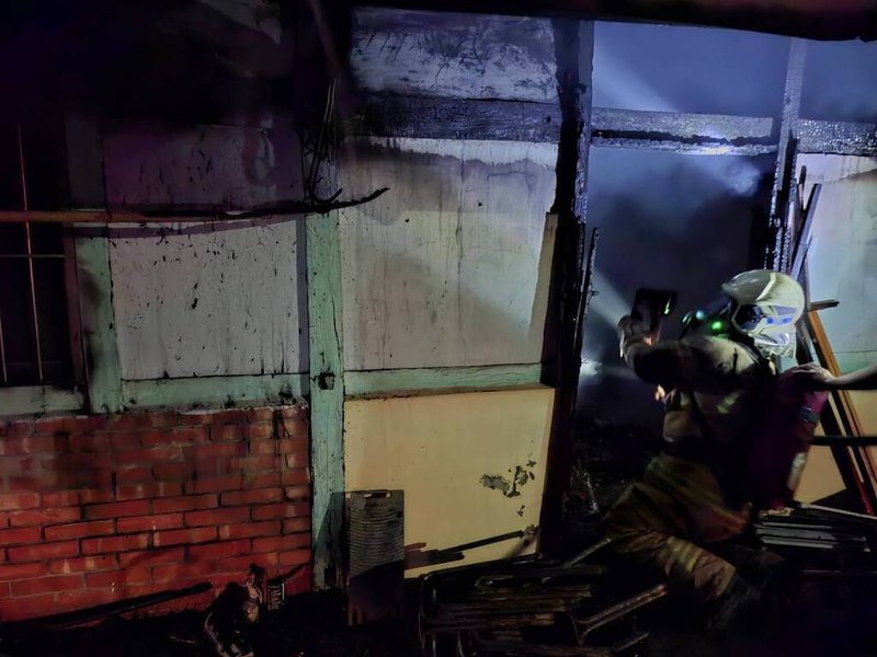 台南市東山區某民宅9日凌晨發生火警，消防局趕往灌救，疏散及救出4人，其中73歲陳姓老翁疑因嗆傷OHCA，緊急送醫。（台南市消防局提供）中央社記者張榮祥台南傳真 114年8月9日