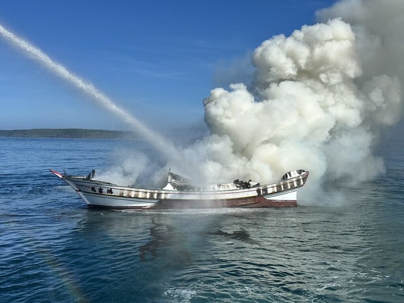 澎湖一艘將軍籍漁船於9日上午7時許在風櫃海域發生大火,許姓船長跳海逃生由附近漁船救起,澎湖海巡隊出動救火撲滅,漁船幾乎全毀半沉。(澎湖海巡隊提供) 中央社 114年8月9日