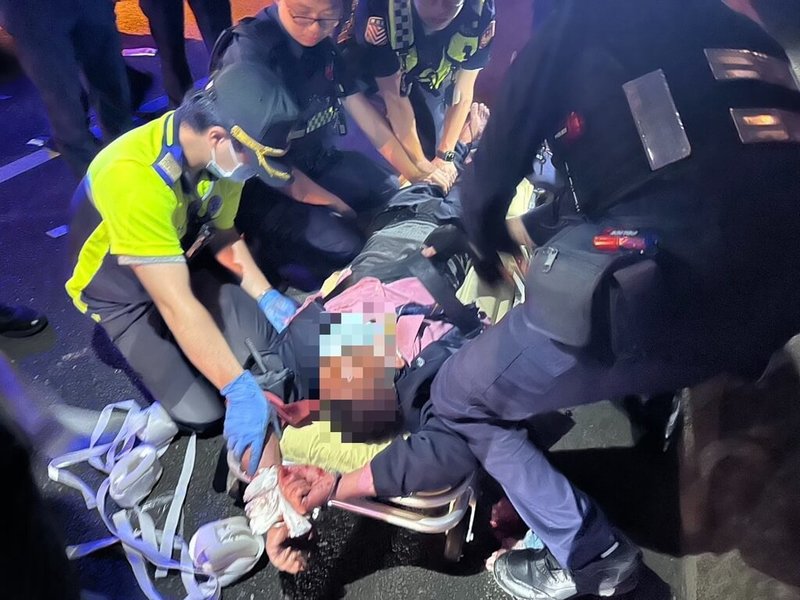 新竹縣58歲余姓男子8日晚間酒醉，救護人員與警方接獲家屬報案到場，確認余男睡著後準備離開，未料余男竟突然醒來，持刀作勢攻擊還搶奪救護車逃逸，最終在國道3號被警方攔阻，壓制送醫，依法偵辦。（民眾提供）中央社記者魯鋼駿傳真 114年8月9日